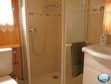 salle de bain avec douche